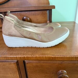 Vionic Jacey Tan leather & suede wedge woman 9.5 slip on comfort work